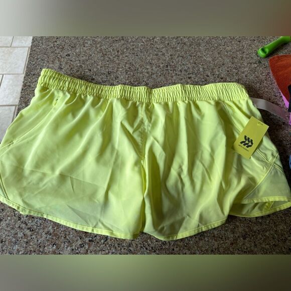 All in Motion Women's 3.5" Shorts Size L or XL NWT Neon Yellow - Picture 10 of 12
